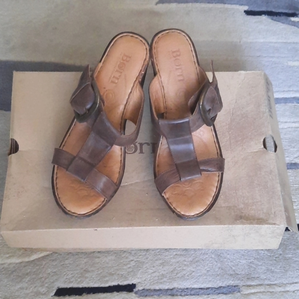 Born Wedges platform sandals Size 8 brown